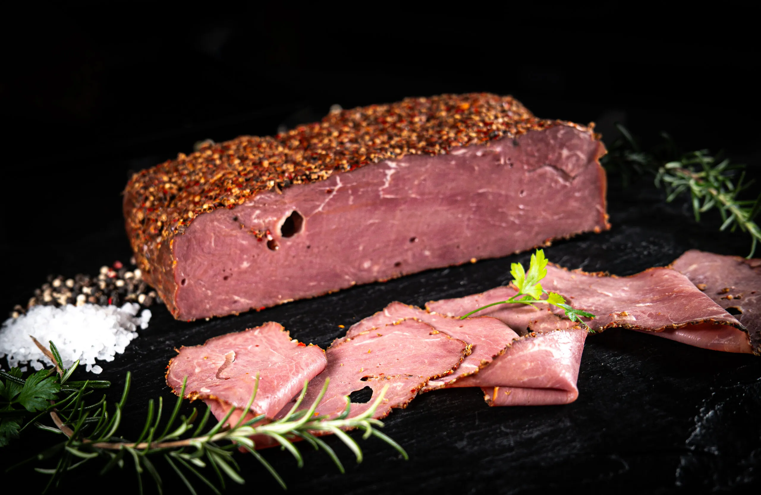 Pastrami mit Pfefferkruste, teilweise in dünne Scheiben geschnitten