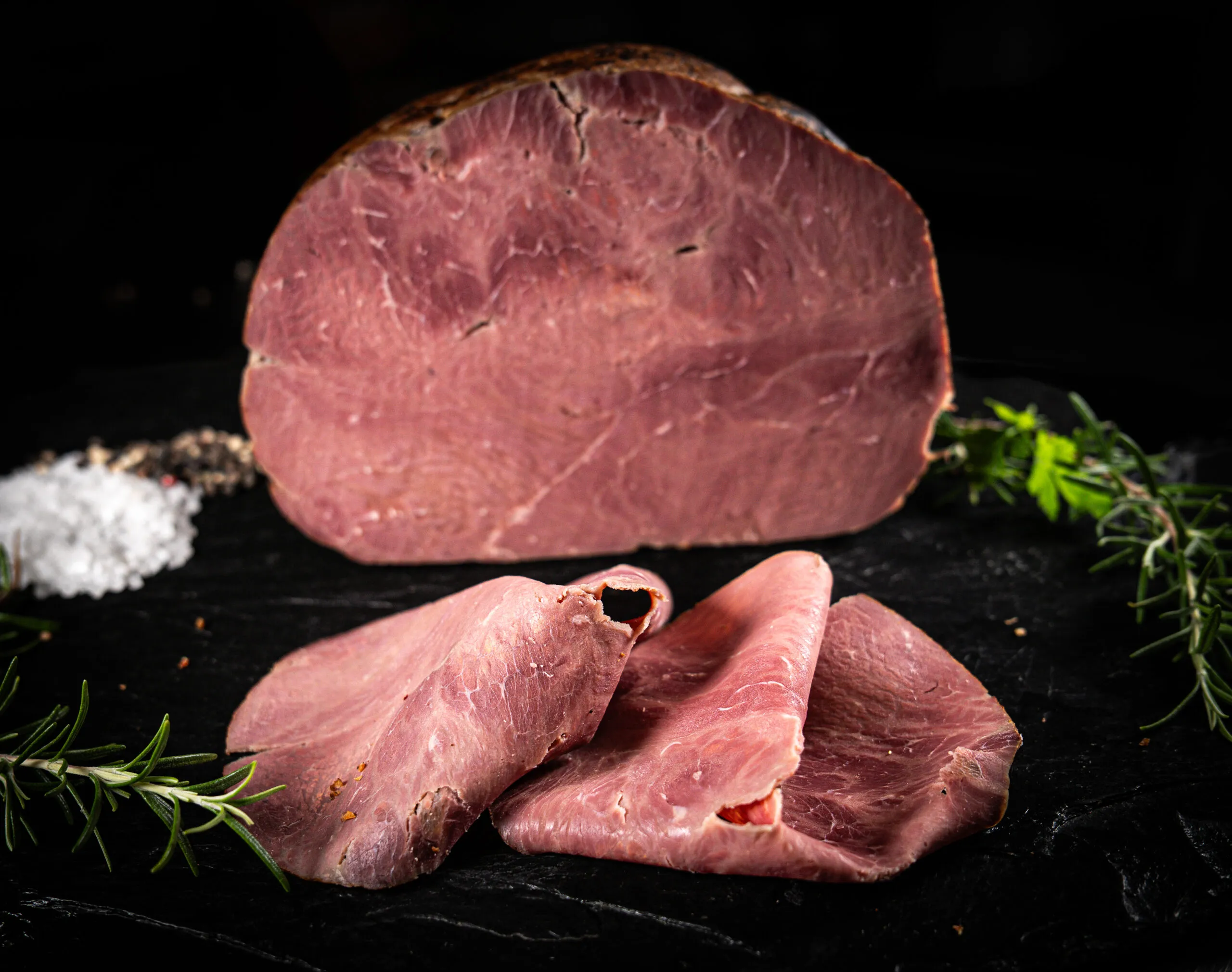 Aufgeschnittenes Roastbeef auf Schiefer